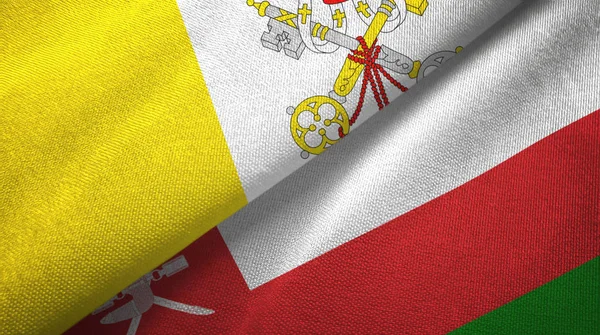 Watykan i Oman dwie flagi tkaniny tekstylne, tekstura tkaniny — Zdjęcie stockowe