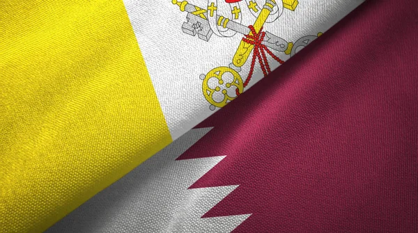 Watykan i Katar dwie flagi tkaniny tekstylne, tekstura tkaniny — Zdjęcie stockowe