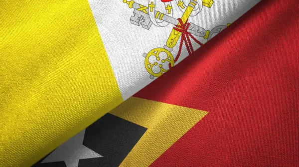 Watykan i Timor Wschodni Timor Wschodni dwie flagi tkaniny tekstylne, tekstura tkaniny — Zdjęcie stockowe