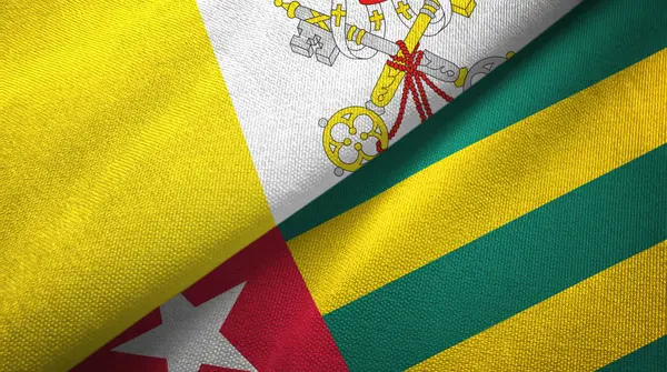 Watykan i Togo dwie flagi tkaniny tekstylne, tekstura tkaniny — Zdjęcie stockowe