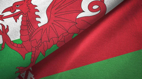 Gales y Bielorrusia dos banderas de tela, textura de tela — Foto de Stock