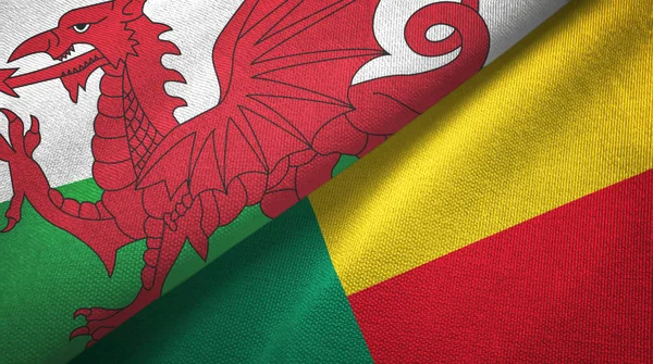 País de Gales e Benim duas bandeiras de pano têxtil, textura de tecido — Fotografia de Stock