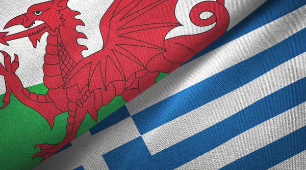 País de Gales e Grécia duas bandeiras pano têxtil, textura de tecido — Fotografia de Stock