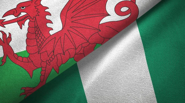 País de Gales e Nigéria duas bandeiras de pano têxtil, textura de tecido — Fotografia de Stock