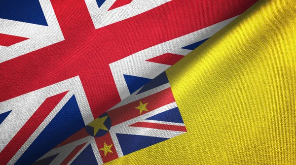 Reino Unido y Niue dos banderas tela textil, textura de la tela — Foto de Stock