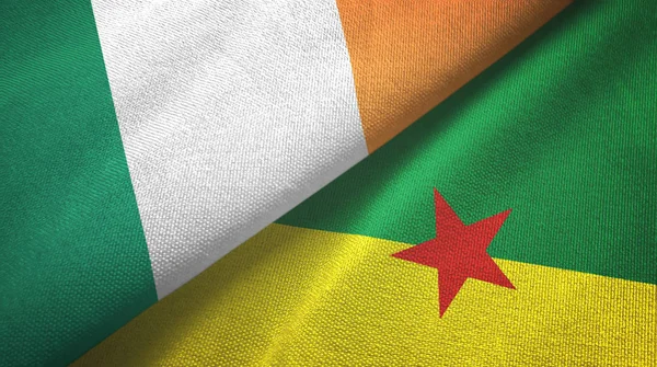 Irsko a Francouzská Guyana dvě vlajky textilní tkaniny, textura tkaniny — Stock fotografie