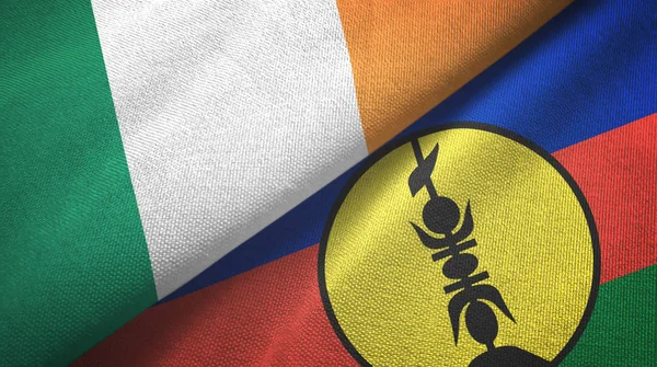 Irlanda y Nueva Caledonia dos banderas tela textil, textura de la tela —  Fotos de Stock