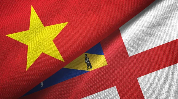 Vietnam en Herm twee vlaggen textiel doek, stof textuur — Stockfoto