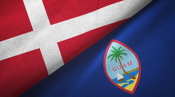 Danmark och Guam två flaggor textil duk, tyg struktur — Stockfoto