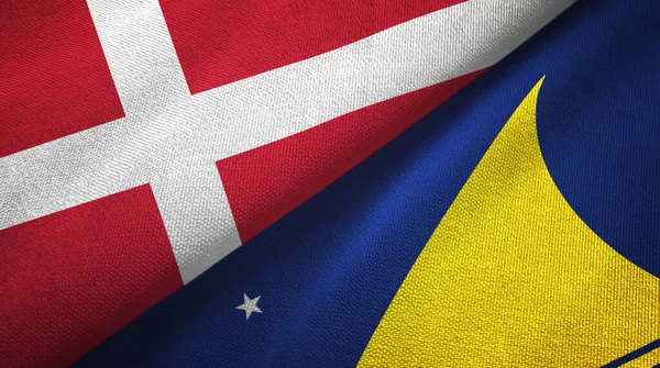 Dinamarca e Tokelau duas bandeiras de pano têxtil, textura de tecido — Fotografia de Stock