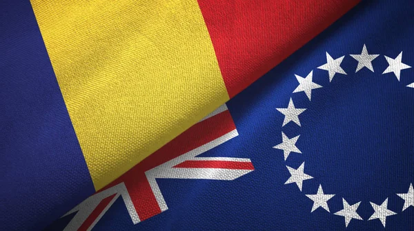 Rumania e Islas Cook dos banderas tela textil, textura de la tela — Foto de Stock