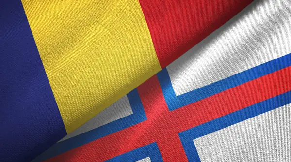 Roemenië en Faeröer twee vlaggen textiel doek, stof textuur — Stockfoto