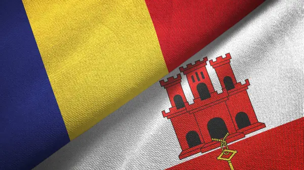 Roemenië en Gibraltar twee vlaggen textiel doek, weefsel textuur — Stockfoto