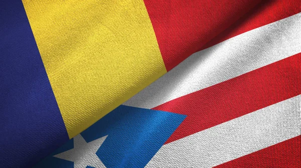 Roemenië en Puerto Rico twee vlaggen textiel doek, stof textuur — Stockfoto