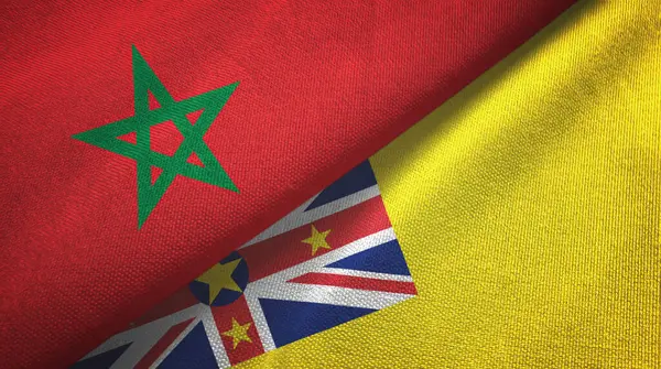 Marokko en Niue twee vlaggen textiel doek, stof textuur — Stockfoto