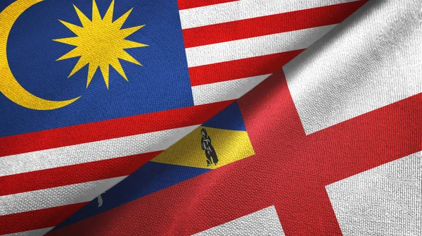 Malaysia und Herm zwei Flaggen Textiltuch, Textilstruktur — Stockfoto