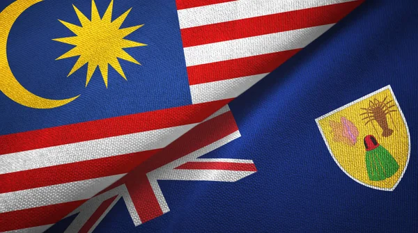 Malásia e Ilhas Turcas e Caicos duas bandeiras pano têxtil, textura de tecido — Fotografia de Stock