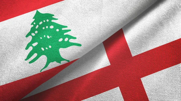 Liban et Angleterre deux drapeaux tissu textile, texture du tissu — Photo