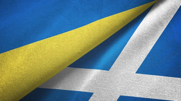 Ucrania y Escocia dos banderas tela textil, textura de la tela —  Fotos de Stock