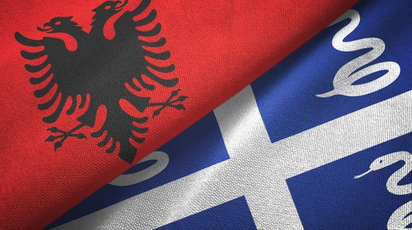 Albania y Martinica serpiente dos banderas tela textil, textura de la tela — Foto de Stock