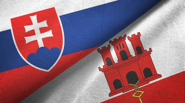 Slowakije en Gibraltar twee vlaggen textiel doek, weefsel textuur — Stockfoto