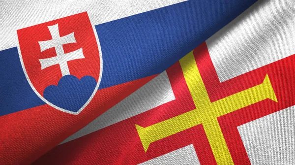 Slovakien och Guernsey två flaggor textilduk, tyg struktur — Stockfoto