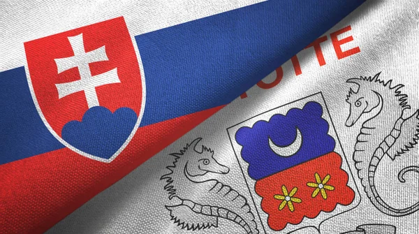 Eslovaquia y Mayotte dos banderas tela textil, textura de la tela —  Fotos de Stock