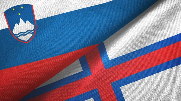 Słowenia i Wyspy Owcze dwie flagi tkaniny tekstylne, tekstura tkaniny — Zdjęcie stockowe