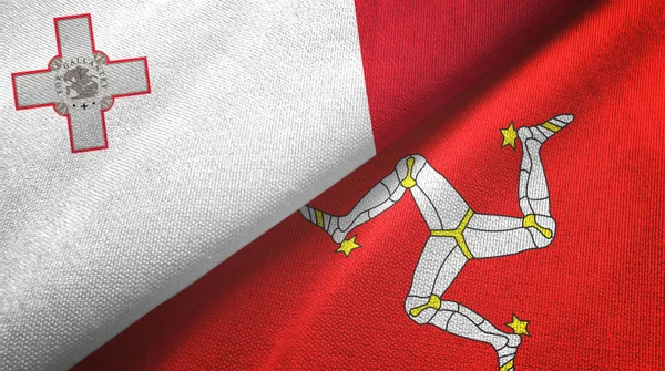 Malta i Wyspa Mann dwie flagi tkaniny tekstylne, tekstura tkaniny — Zdjęcie stockowe