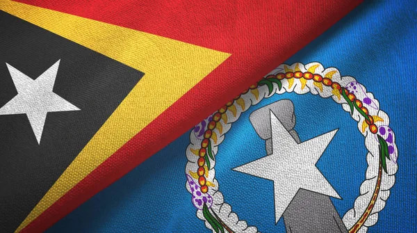 Timor Wschodni i Mariany Północne dwie flagi tkaniny tekstylne, tekstura tkaniny — Zdjęcie stockowe