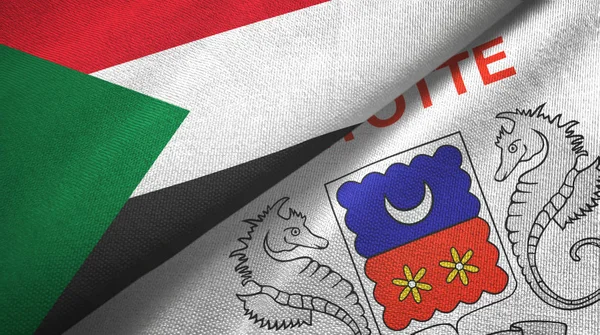 Sudán y Mayotte dos banderas tela textil, textura de la tela — Foto de Stock