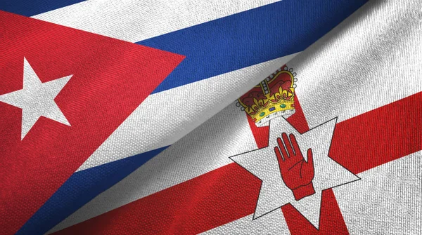 Cuba e Irlanda do Norte duas bandeiras de pano têxtil, textura de tecido — Fotografia de Stock