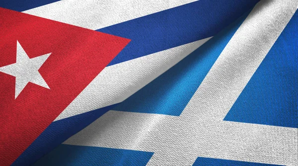Cuba e Escócia duas bandeiras de pano têxtil, textura de tecido — Fotografia de Stock