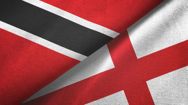Trinidad en Tobago en Engeland twee vlaggen textiel doek, stof textuur — Stockfoto