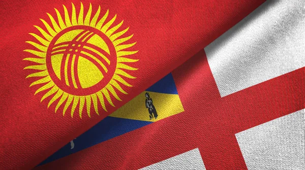 Kirguistán y Herm dos banderas tela textil, textura de la tela — Foto de Stock