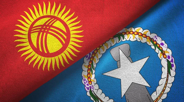 Kirguistán e Islas Marianas del Norte dos banderas tela textil, textura de la tela — Foto de Stock