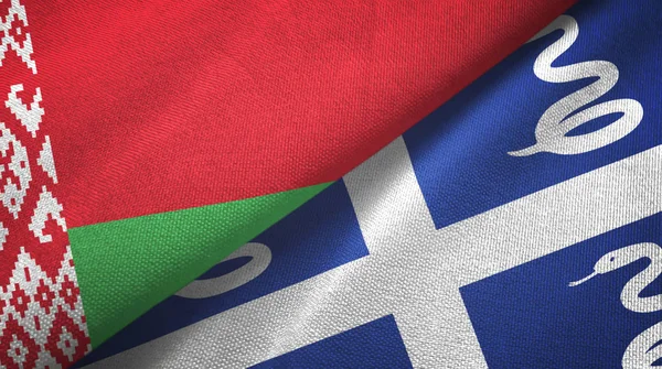 Λευκορωσία και Μαρτινίκα φίδι δύο σημαίες ύφασμα, υφασμάτινη υφή — Φωτογραφία Αρχείου