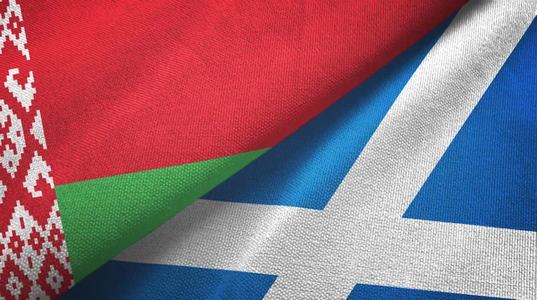 Bielorrusia y Escocia dos banderas de tela, textura de tela — Foto de Stock