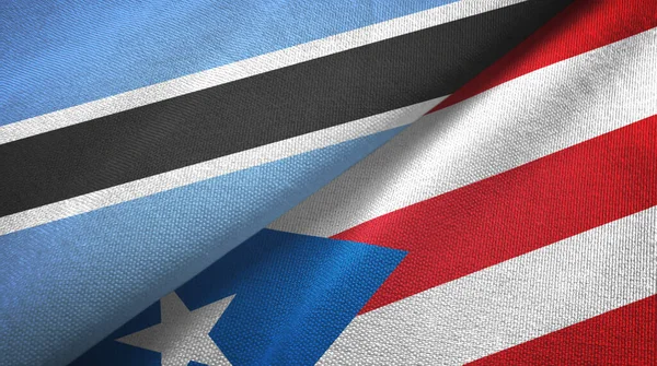 Botsuana e Porto Rico duas bandeiras de pano têxtil, textura de tecido — Fotografia de Stock