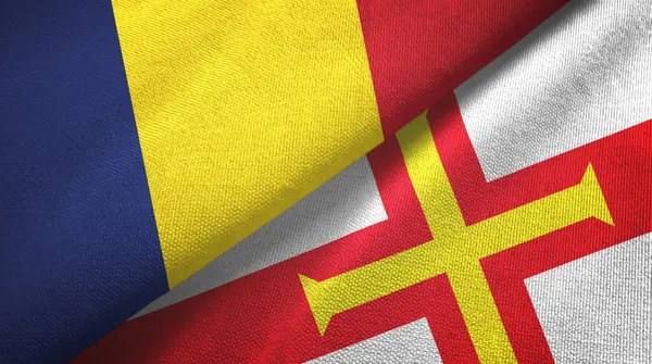 Chad en Guernsey twee vlaggen textiel doek, stof textuur — Stockfoto