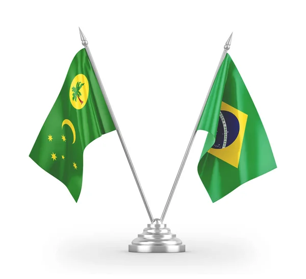 Bandeiras de mesa Brasil e Ilhas Cocos Keeling isoladas em renderização 3D branca — Fotografia de Stock