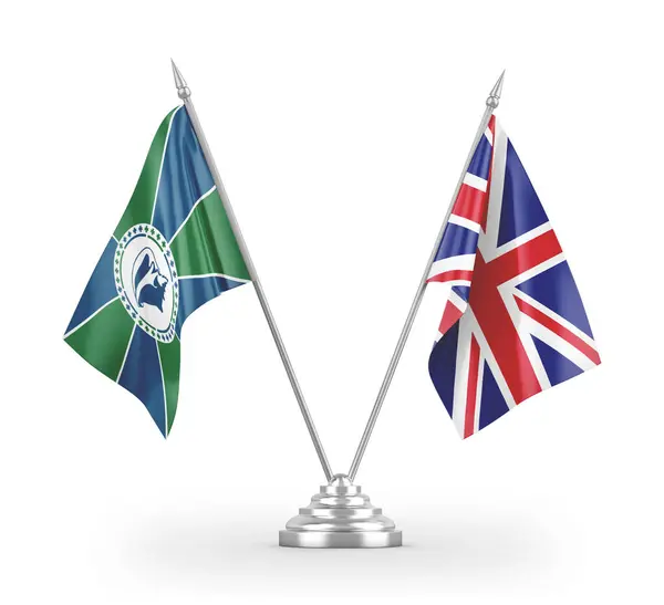 Bandeiras de mesa do Reino Unido e da Martinica isoladas em renderização 3D branca — Fotografia de Stock