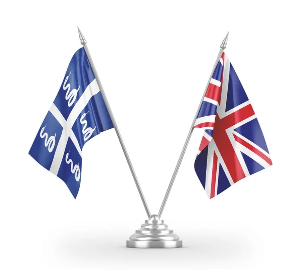 Bandeiras de mesa de cobra do Reino Unido e da Martinica isoladas em renderização 3D branca — Fotografia de Stock
