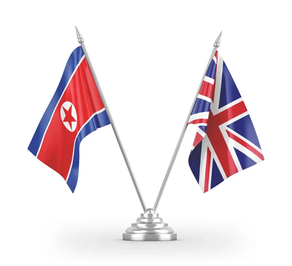 Bandeiras de mesa do Reino Unido e da Coreia do Norte isoladas em renderização 3D branca — Fotografia de Stock