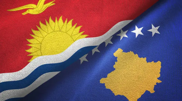 Kiribati y Kosovo dos banderas tela textil, textura de la tela — Foto de Stock