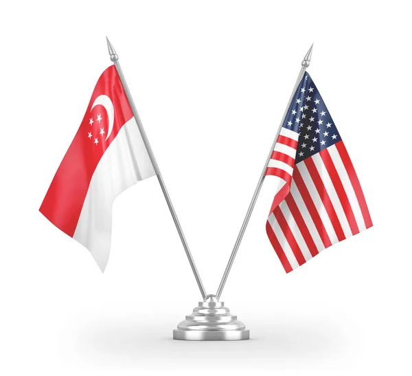 白の3Dレンダリングで隔離されたシンガポールと米国のテーブルフラグ — ストック写真