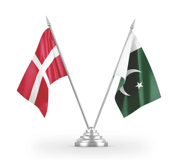 Табличные флаги Пакистана и Дании изолированы на белом 3D рендеринге — стоковое фото