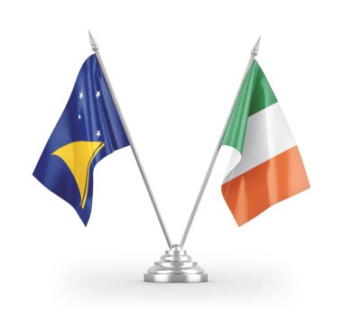 İrlanda ve Tokelau masa bayrakları beyaz 3D görüntüleme üzerinde izole edildi