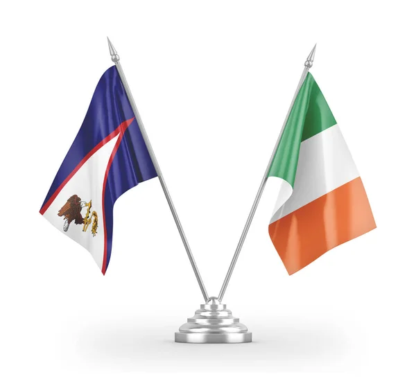 Banderas de mesa de Irlanda y Samoa Americana aisladas en renderizado 3D blanco — Foto de Stock
