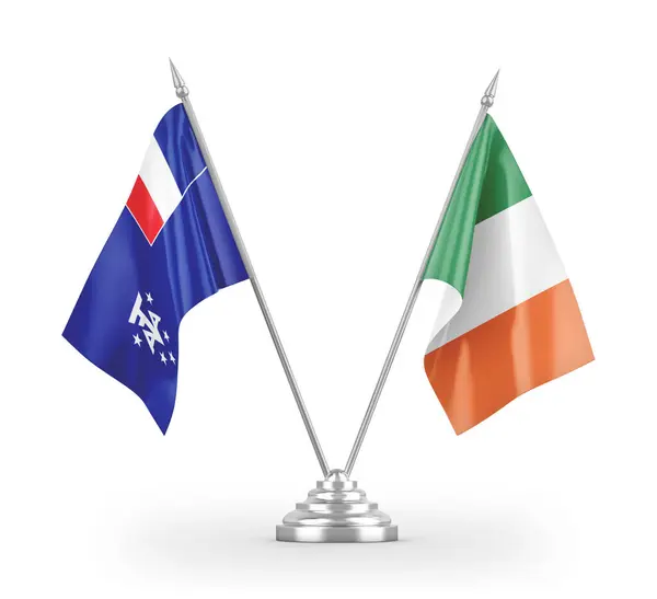 Banderas de mesa de Irlanda y las tierras australes y antárticas francesas aisladas en renderizado 3D blanco — Foto de Stock